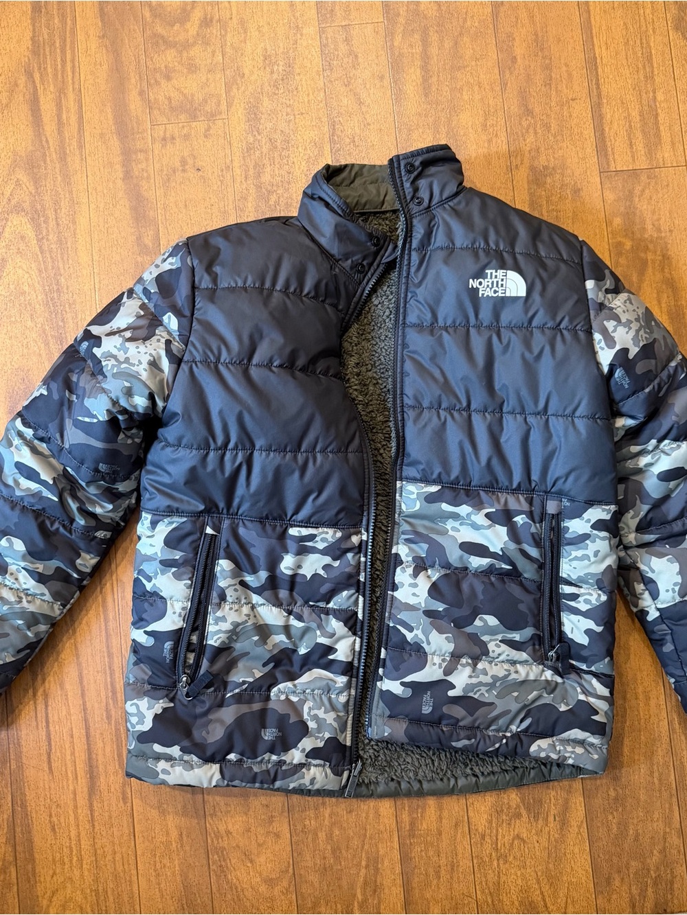 The North Face kids reversible puffer. Size large/ 14 youth
